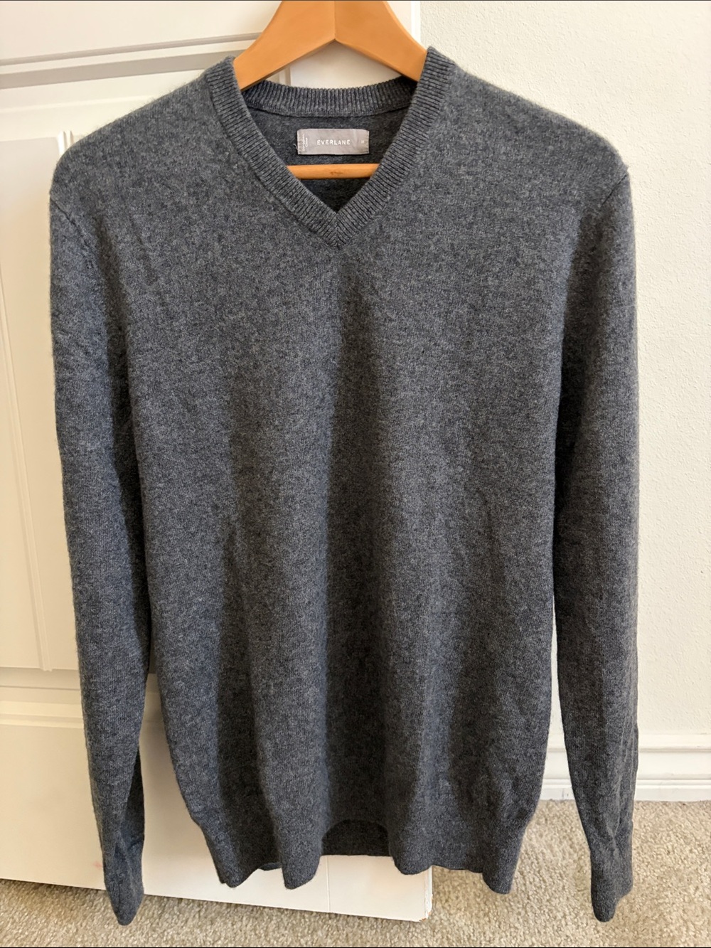 Everlane  100% cashmere V-Neck Sweater - Charcoal Size M